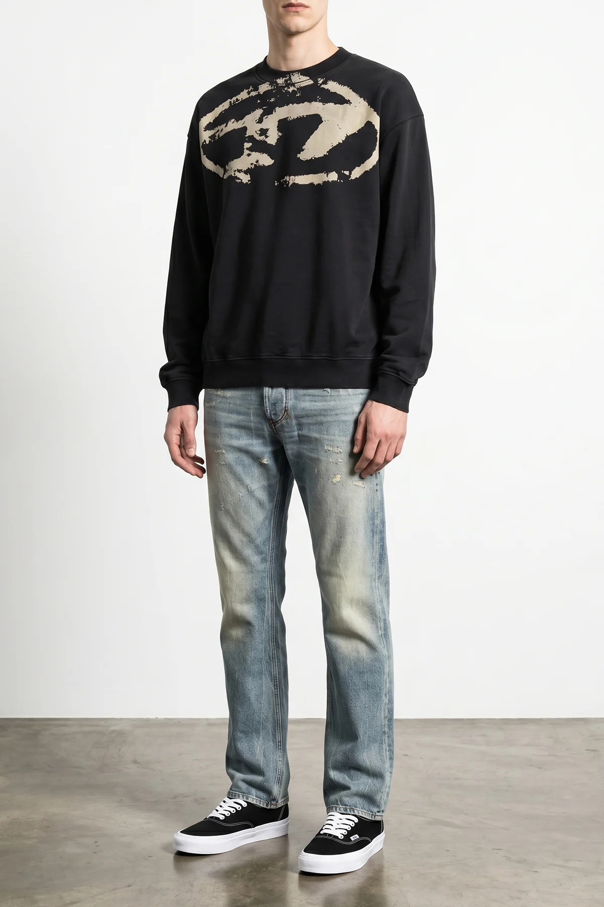 diesel 1985 larkee low-waisted jeans feature a regular silhouette
