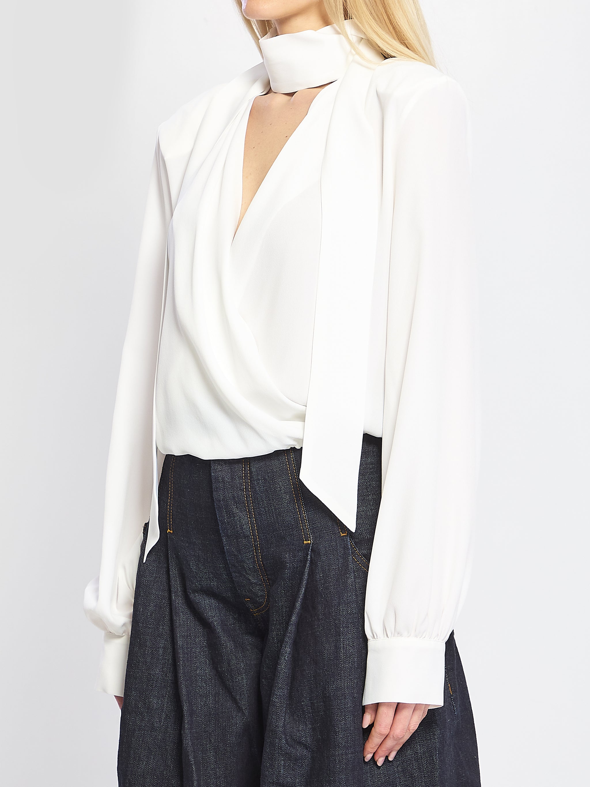 blusa incrociata con sciarpina