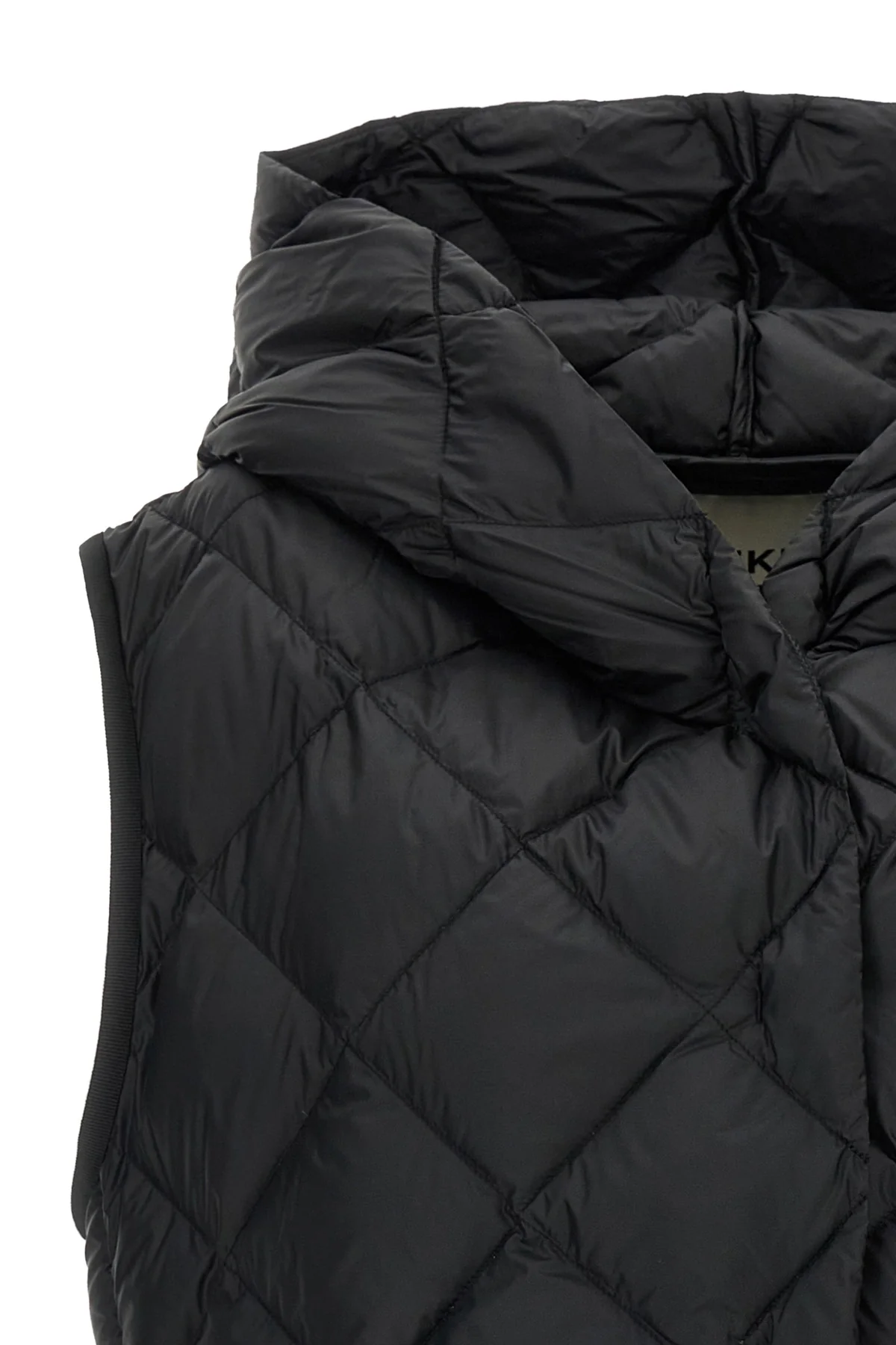 the weekend max mara giochi vest defines a new concept of outerwear through ca