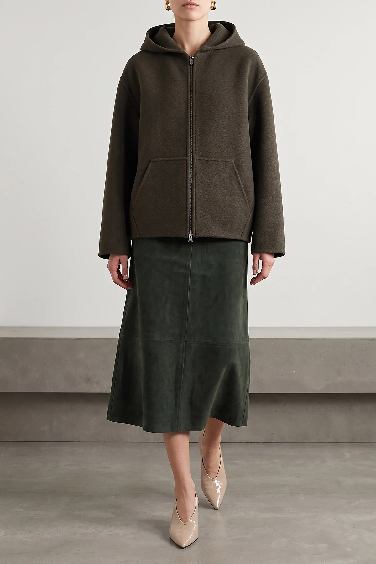 the s max mara smmgazza longuette skirt in fine suede defines a slightly flar