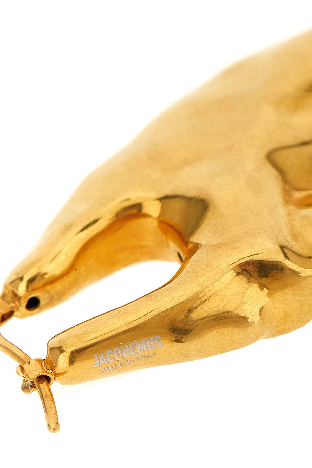 the jacquemus les boucles homard earrings feature a sculptural structure in th