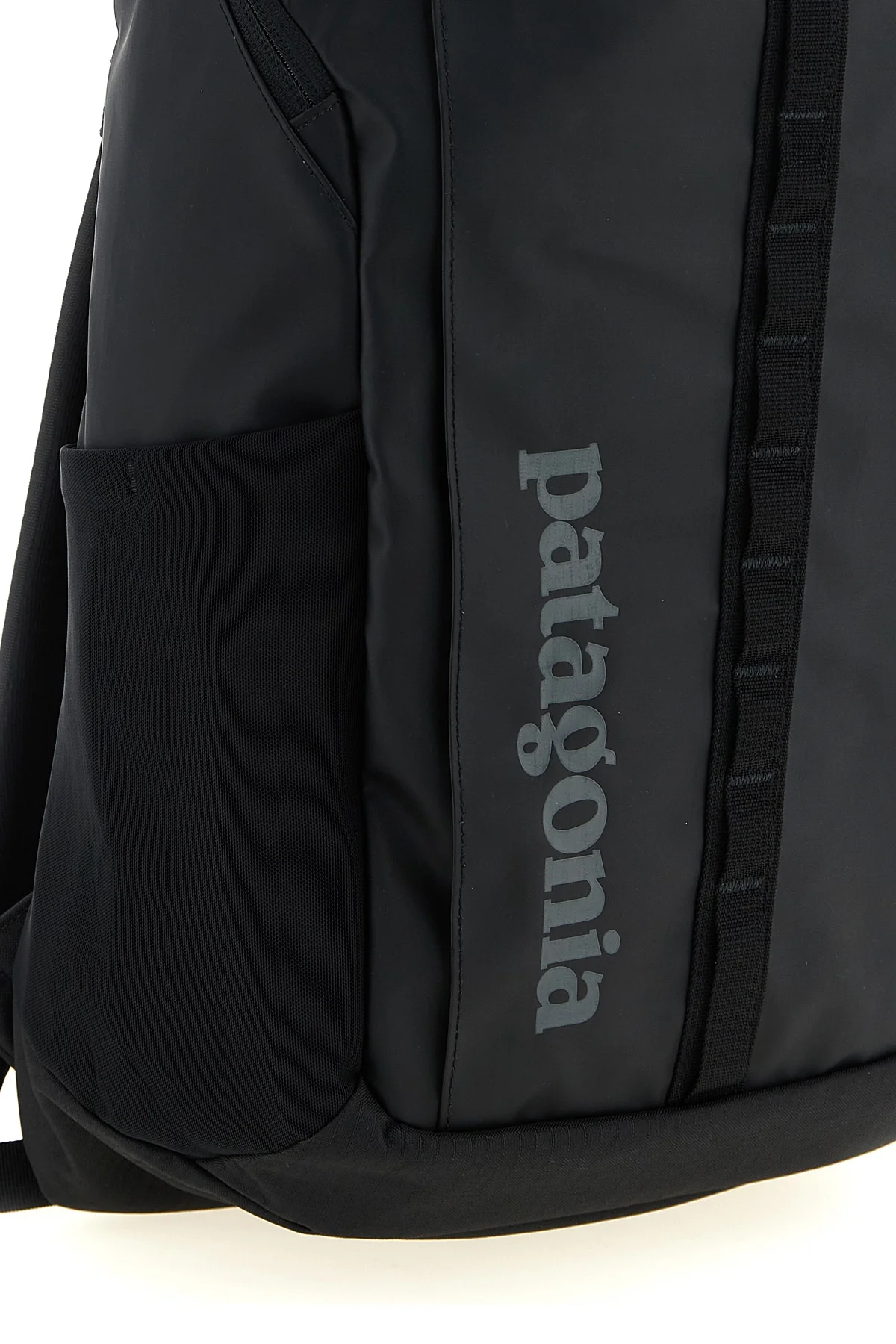 water-repellent and abrasion-resistant polyester ripstop black hole® pack back