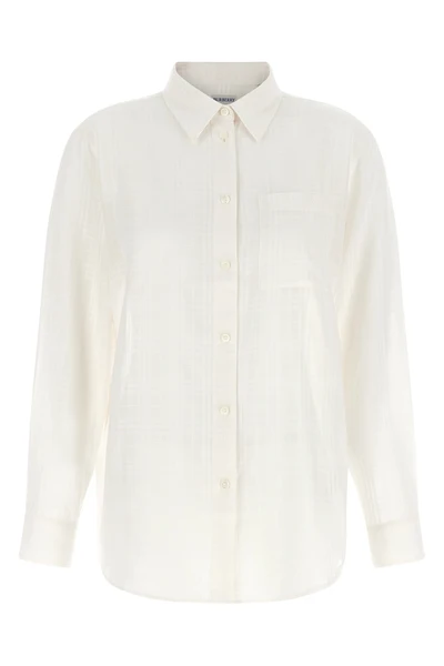the burberry emma shirt redefines the codes of everyday elegance through metic