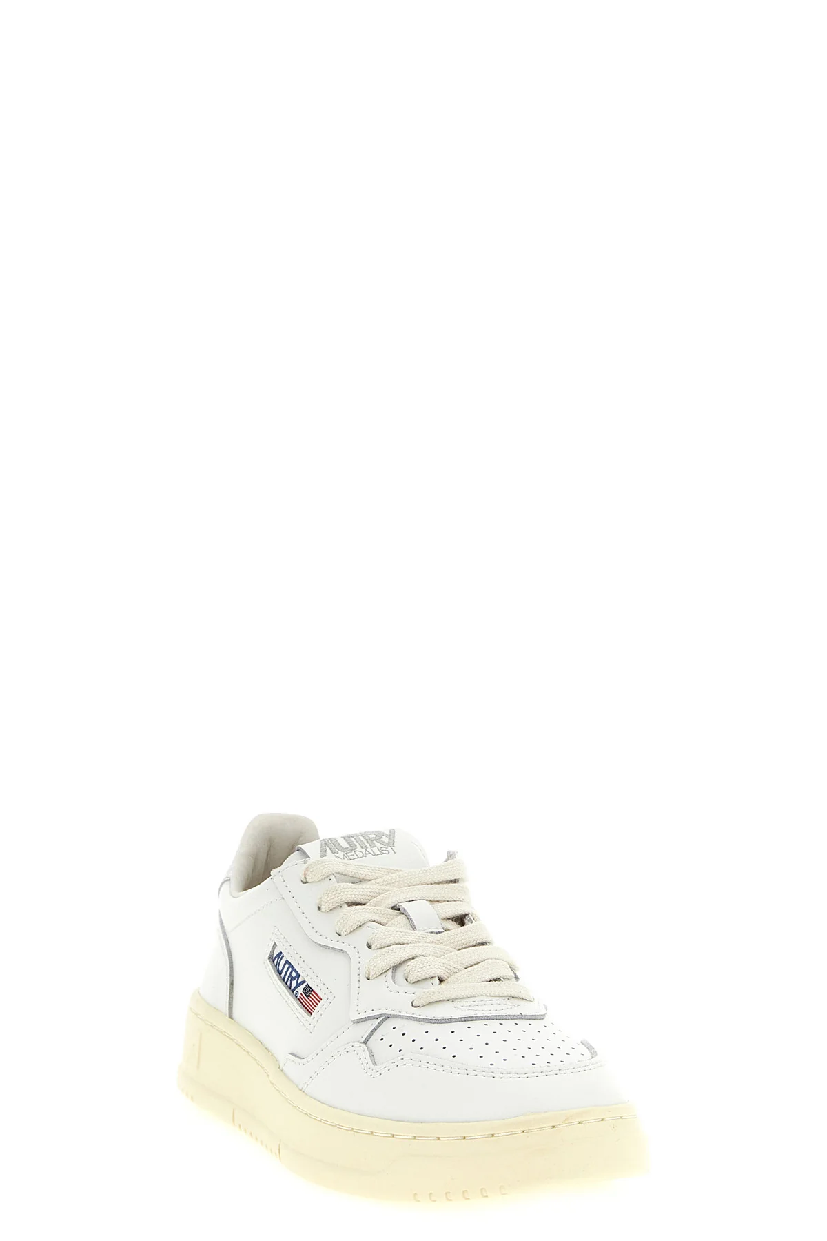 medalist low leather sneaker