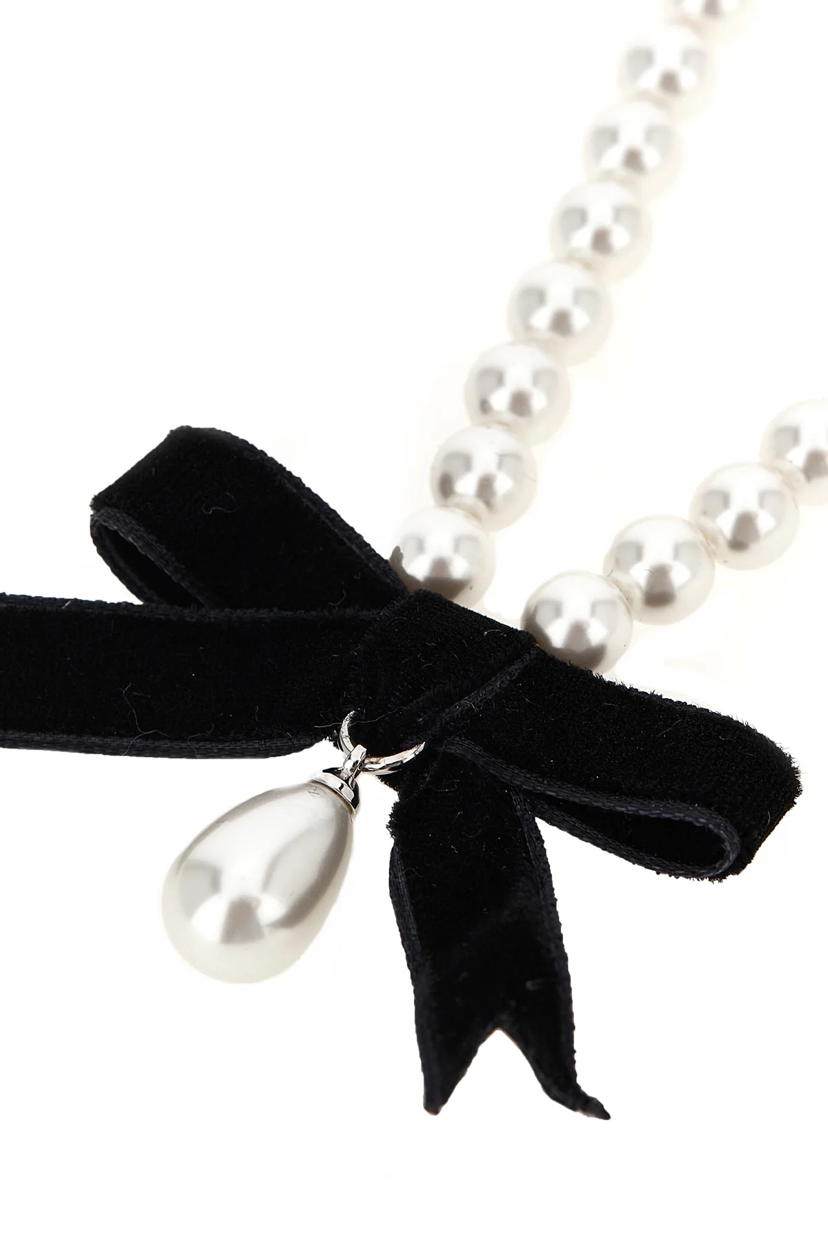 SELF PORTRAIT OS the black bow pearl necklace by self-portrait is structured on a continuous th
