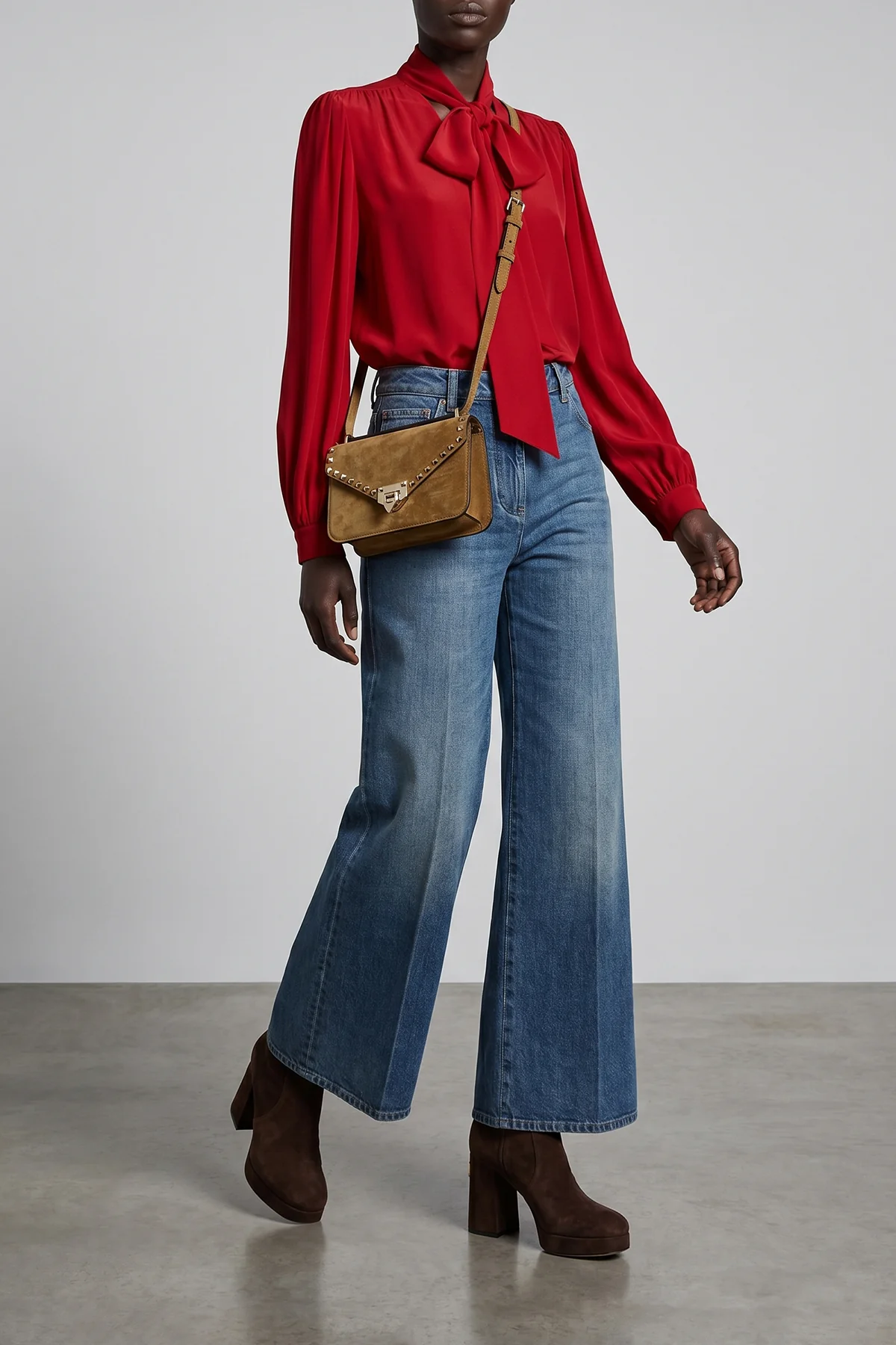 VALENTINO GARAVANI 40 the valentino garavani bow shirt features a fluid tailored silhouette