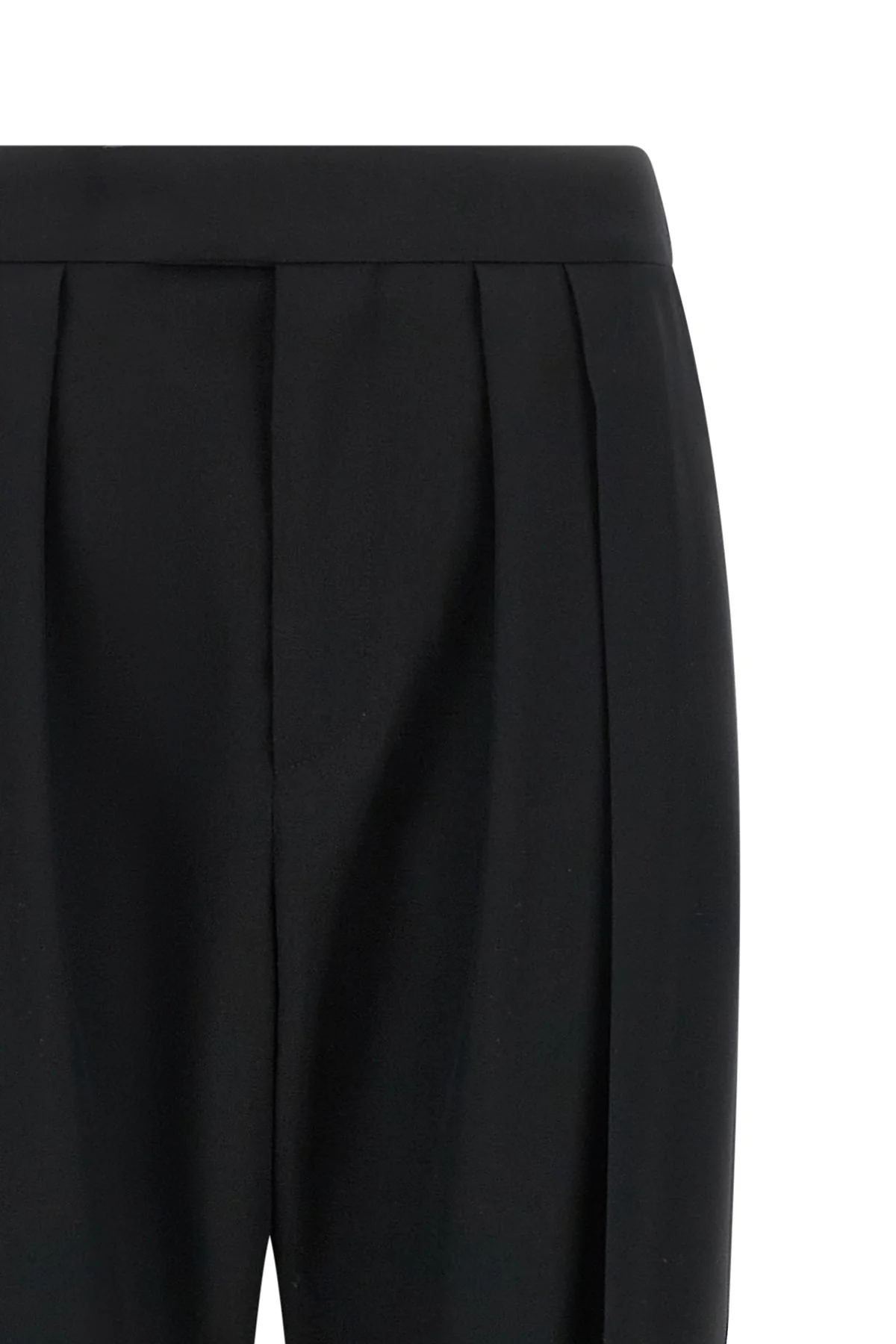 chloé trousers redefine contemporary tailoring through fluid volumes and unexpec