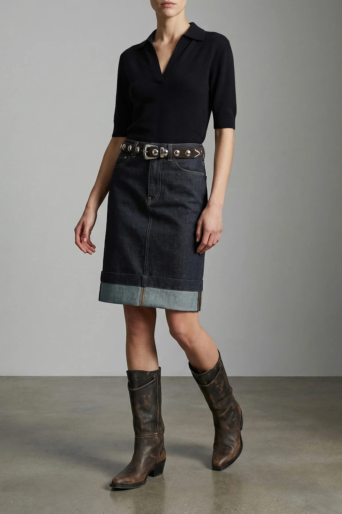 clive boots in vegetable-tanned calf leather and brushed by hand to obtain a r