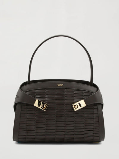 womans shoulder bag