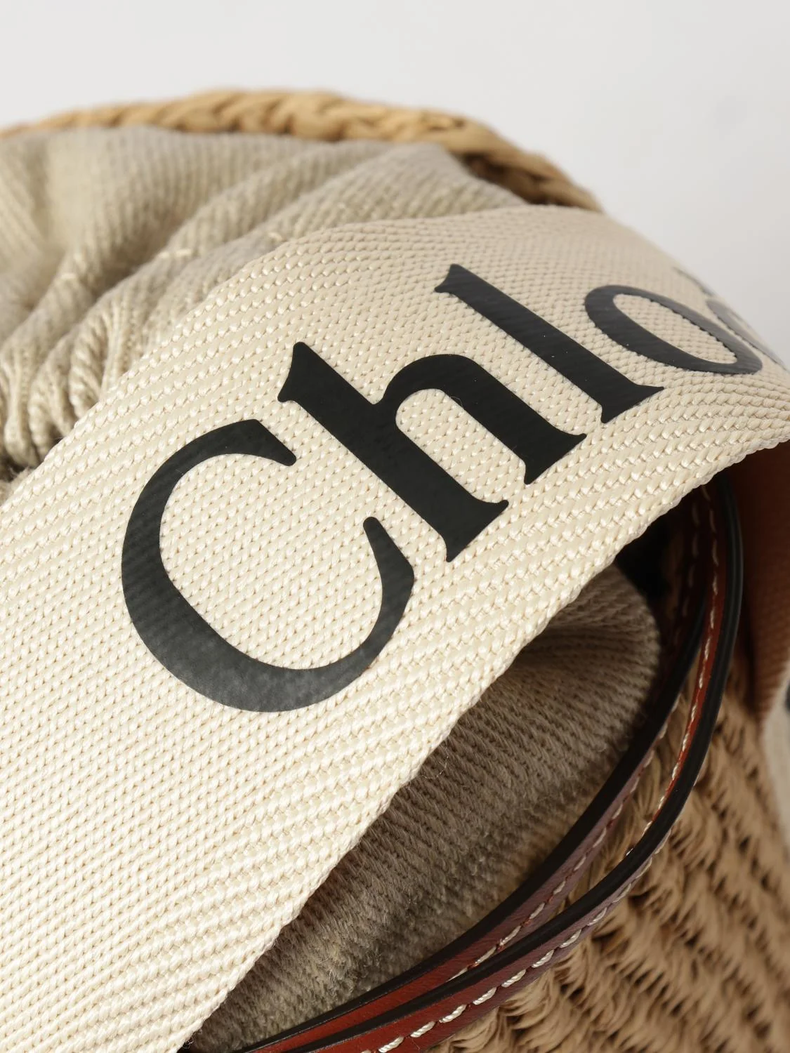 chloé woody mini raffia bucket bag with leather strap