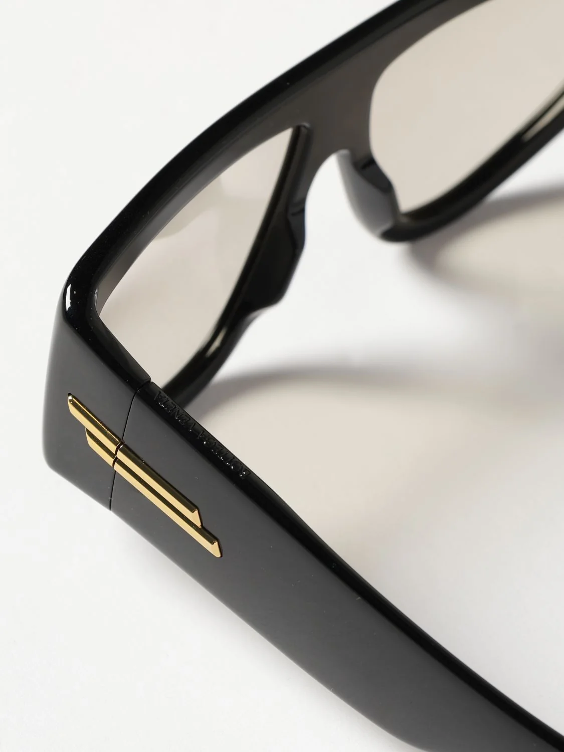 aviator flared sunglasses in acetate with colored lenses