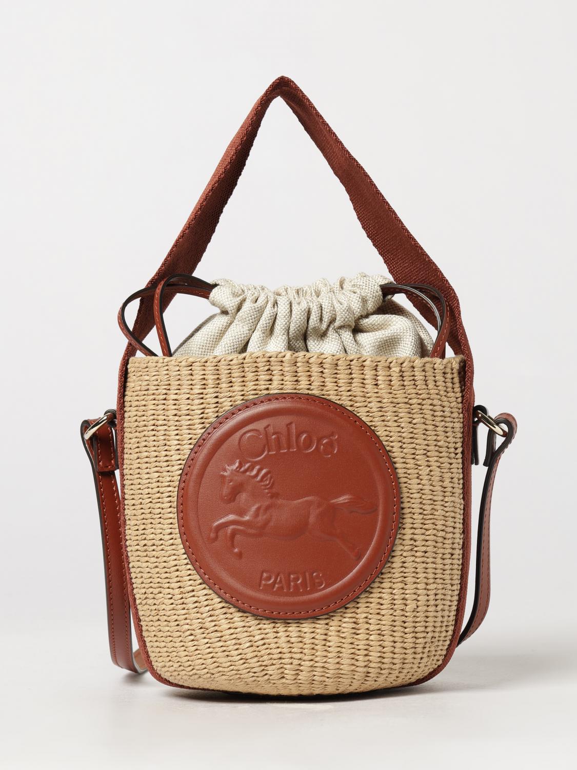 horse medal mini bucket bag chloé in two-colour raffia with shoulder strap