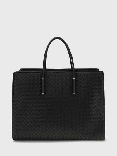 womans shoulder bag