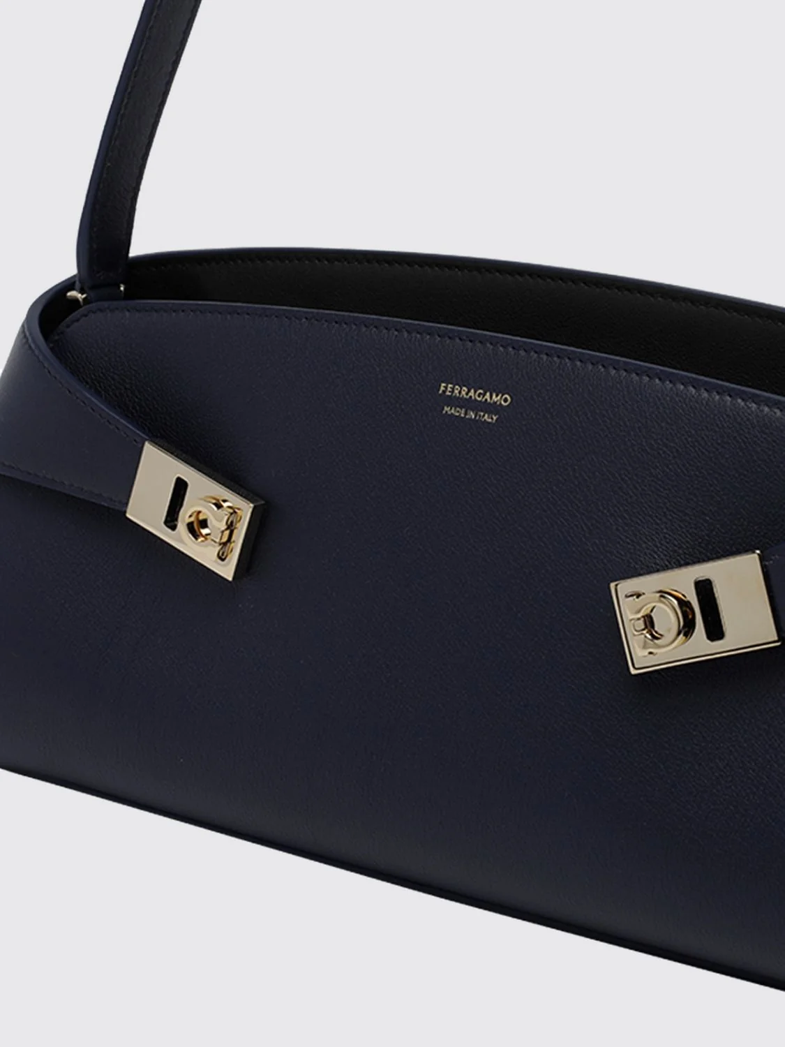 hug east-west shoulder bag in smooth calfskin with zip closure