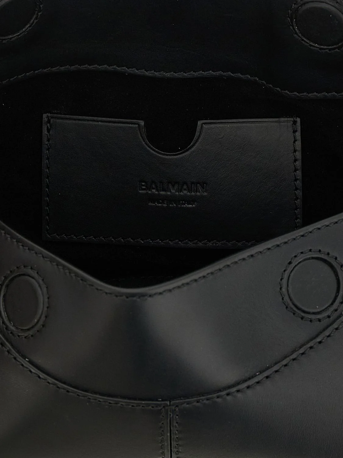 64-83 smooth calfskin leather shoulder bag with flap closure
