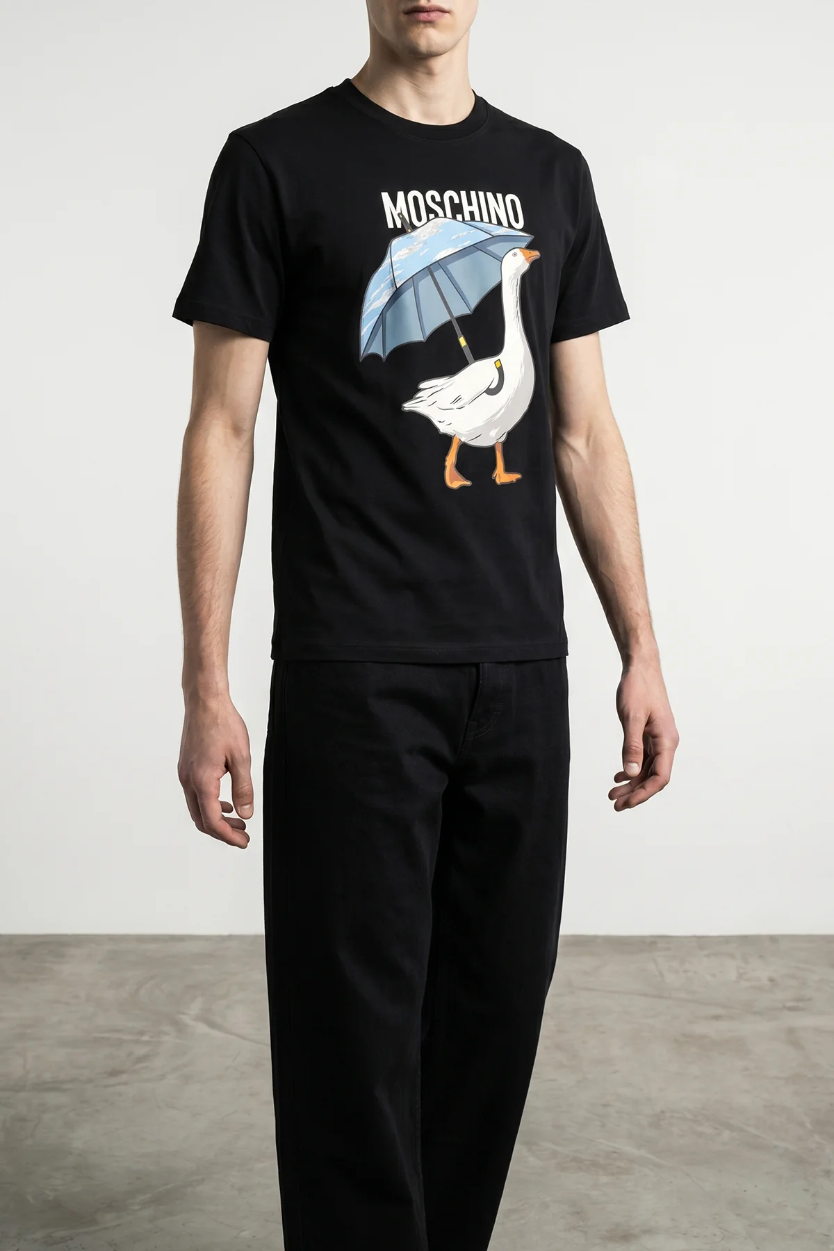 MOSCHINO L moschinos goose t-shirt features a classic silhouette enriched