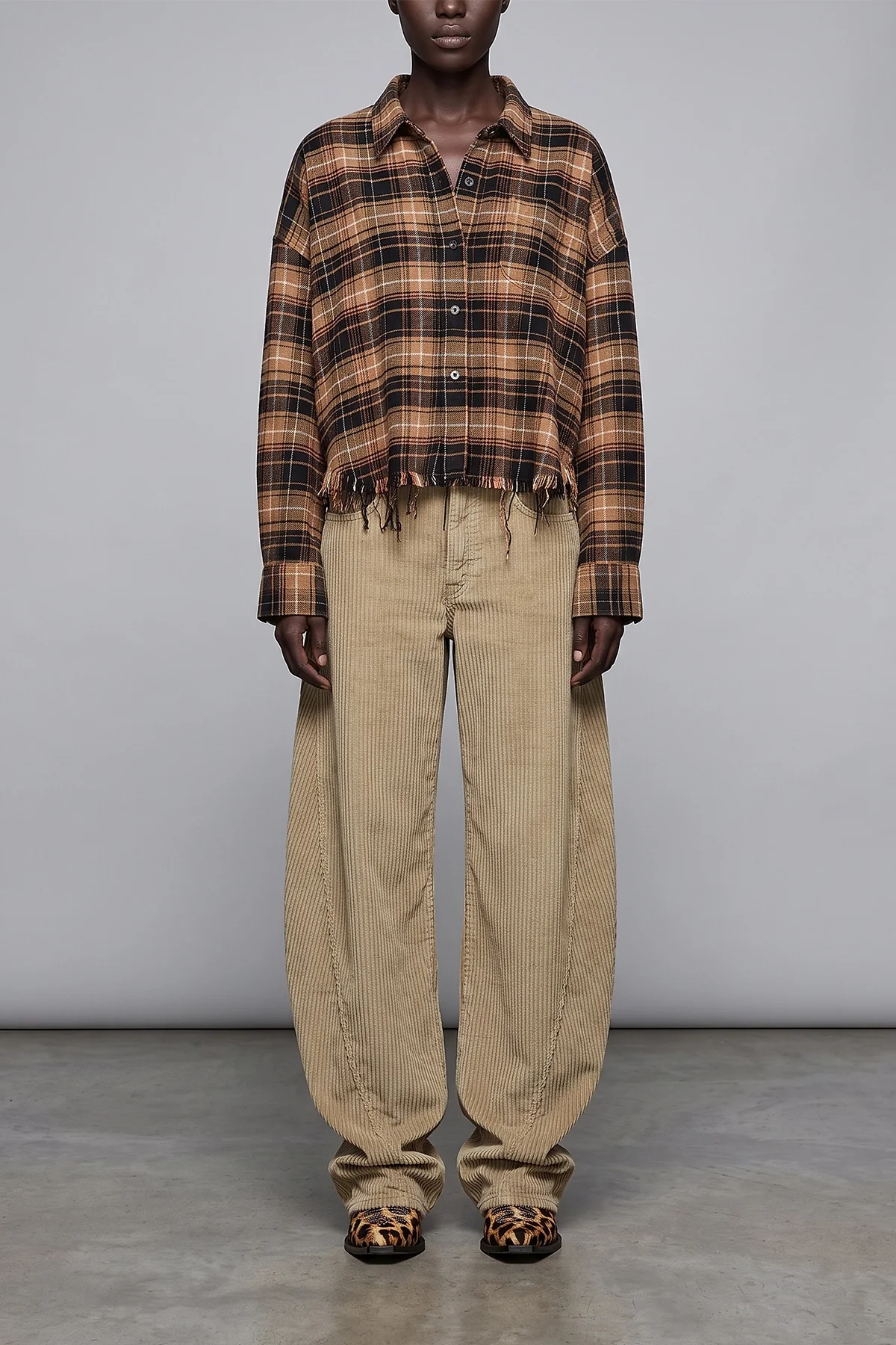 the janine r13 trousers redefine the volumes of the contemporary wardrobe thro