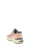 the new balance made in uk 991v2 sneakers stand out for a structured silhouett